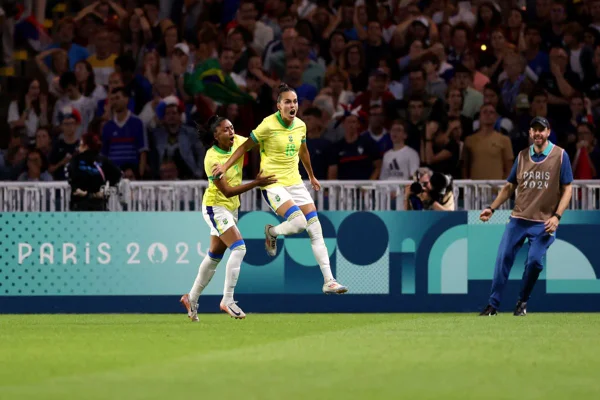 Imagem colorida de Gabi Portilho comemorando gol