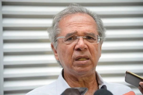 Paulo Guedes reclama de Onyx: “Um político falando de economia”