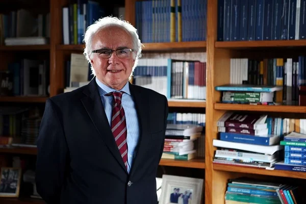 Jurista Joaquim Falcão é o novo imortal da ABL