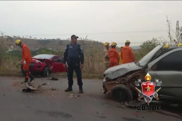 Colisão frontal deixa 5 feridos no DF; um dos motoristas tinha 17 anos