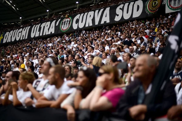 Punida por cânticos racistas, Juventus tem parte do estádio fechada