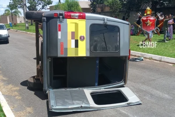 Van escolar tomba com 8 crianças dentro após colidir com carro no DF