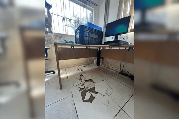 Imagem colorida de danificações em prédio que abriga CRAS, CREAS e SAS na Cidade Tiradentes - Metrópoles