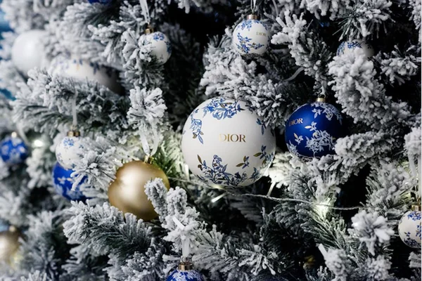 Natal de luxo: grifes famosas investem em decoração de árvores