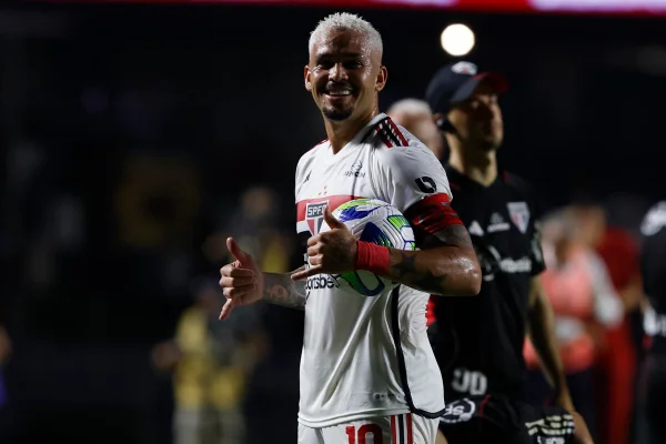 São Paulo se despede do Brasileirão com vitória sobre o Flamengo