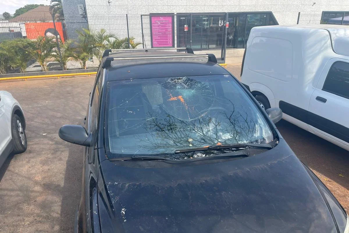 Moradora de rua joga pedras e quebra carros estacionados no Lago Sul - imagem 5 Moradora de rua joga pedras e quebra carros estacionados no Lago Sul - imagem 5