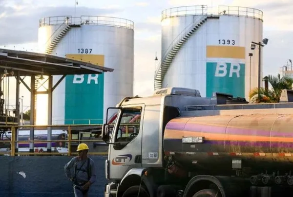 Caminhão em frente a grandes recipientes da Petrobras que guardam gasolina- Metrópoles
