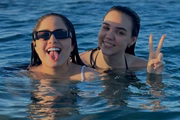 Mari Fernandez e Júlia Ribeiro tomam banho de mar