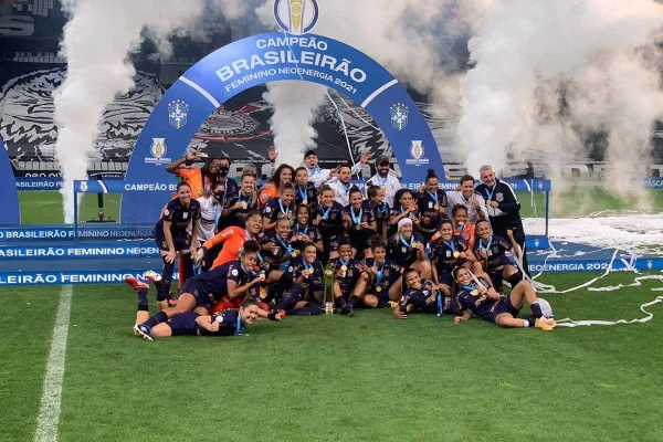 Corinthians volta a vencer o Palmeiras e é bicampeão brasileiro feminino
