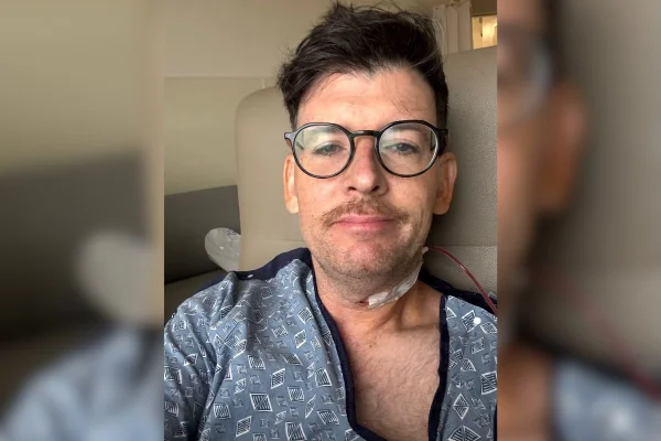 O ator Moshe Kasher, de The Pitt, alertou os internautas sobre a importância da vacinação após ser diagnosticado com câncer ligado a IST - Metrópoles