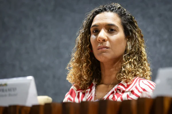 imagem colorida mostra ministra da igualdade racial anielle franco - Metrópoles