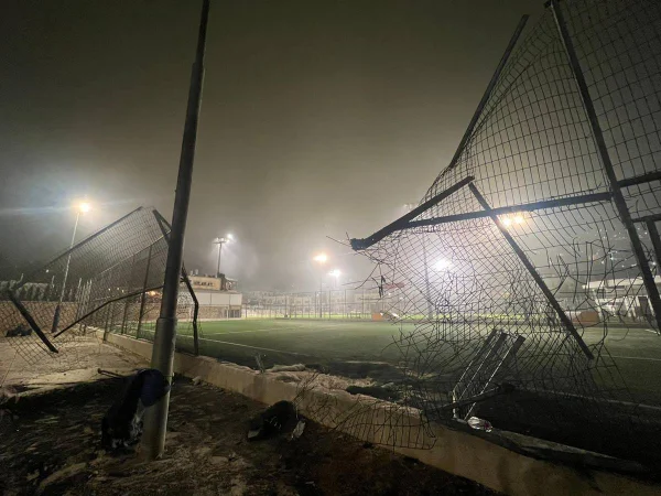 Imagem colorida mostra campo de futebol nas Colinas de Golã, território controlado por Israel - Metrópoles