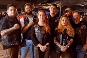 Caroline (à frente, do lado direito) com outros integrantes do grupo Steel Goose