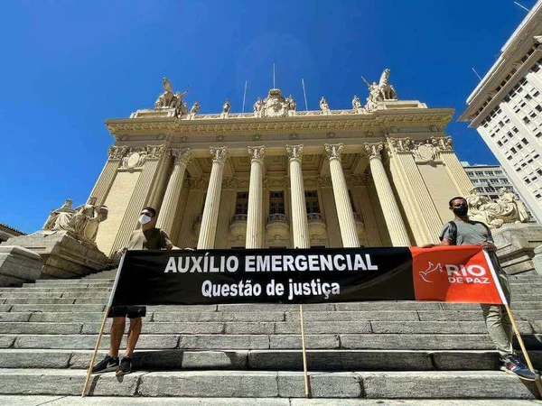 ONG Rio de Paz coloca faixa na Alerj em apoio ao auxílio emergencial