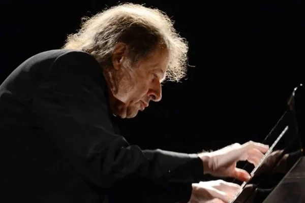 Imagem colorida de Arthur Moreira Lima ao piano - Metrópoles