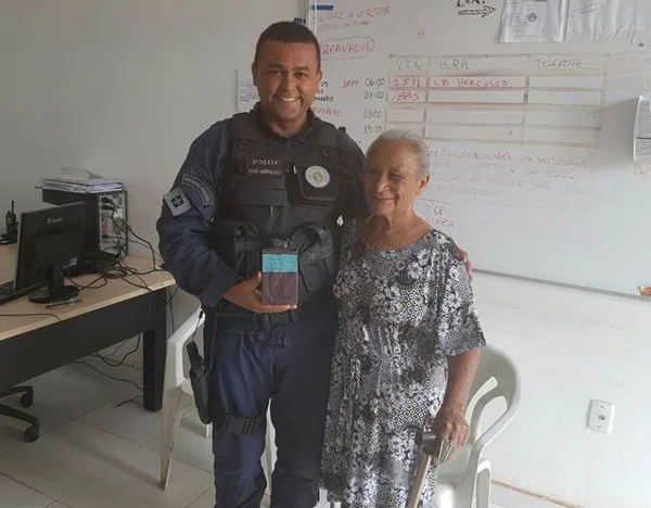 Idosa emociona policiais da Estrutural com presente de natal