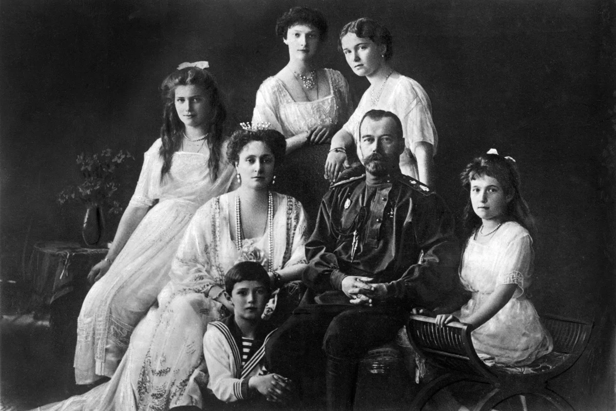 Czar Nicolau II ao lado da czarina Alexandra, e o filhos Olga, Tatiana, Marjia, Anastasia e Alexei Czar Nicolau II ao lado da czarina Alexandra, e o filhos Olga, Tatiana, Marjia, Anastasia e Alexei