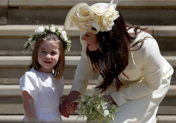 Kate Middleton causa polêmica com a cor do vestido no casamento real