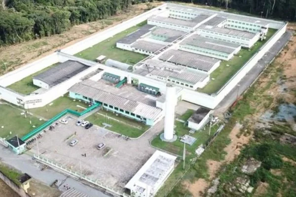 Mulher de presidiário é flagrada com processo escrito no corpo