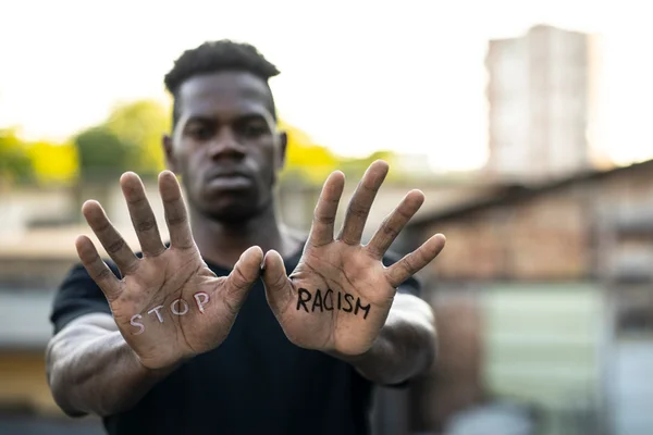 Homem realizando manifestação contra o racismo- Metrópoles