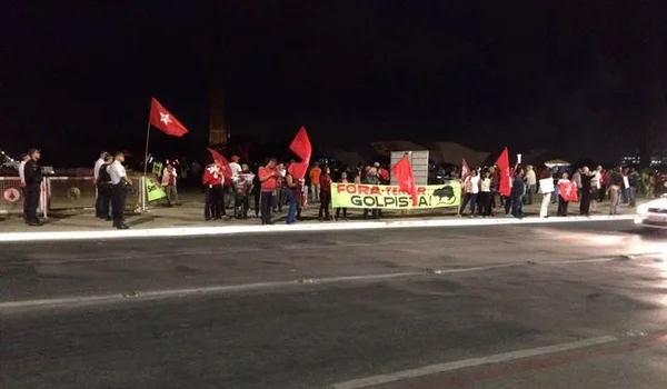 Grupo realiza protesto em favor de Lula na Praça dos Três Poderes