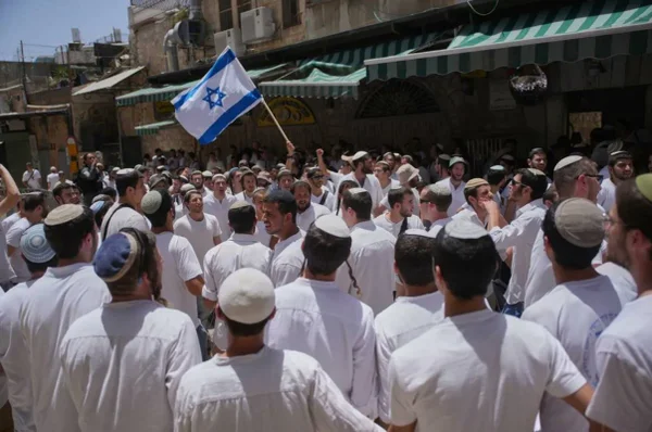 “Morte aos árabes”: marcha de extremistas causa violência em Jerusalém