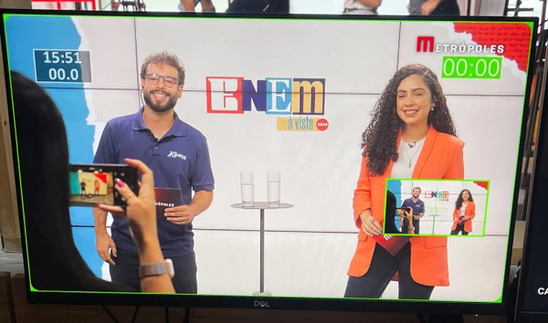 Foto colorida da gravação de um dos episódios do videocast Enem à Vista - Metrópoles