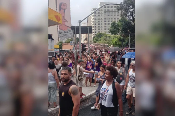 IMAGEM colorida mostra protesto de professores