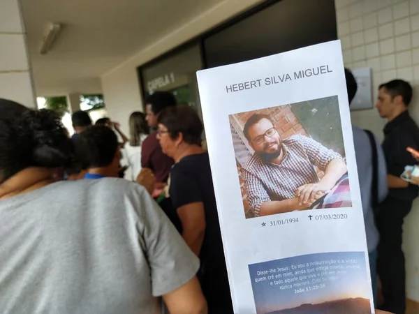 Enterro do professor Hebert, no Campo da Esperança de Taguatinga