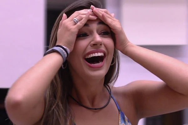 Ex-BBB Vivian ostenta em vestido de estilista no casamento de Elis