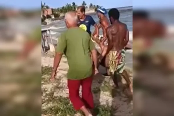 Vídeo: homem é resgatado em estado grave após ser mordido por tubarão
