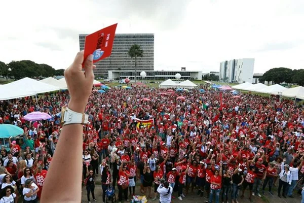 Sem nova proposta do GDF, professores defendem manutenção da greve