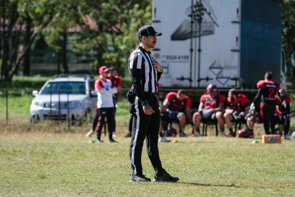 Juiz é agredido e recebe ameaça de morte em jogo de futebol americano