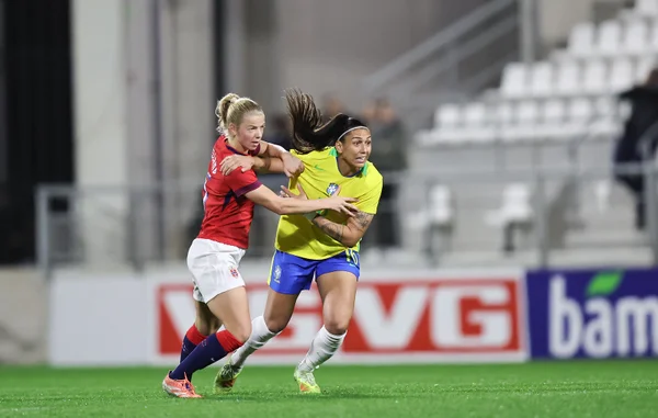 Disputa de bola no amistoso entre Seleção Brasileira e Noruega