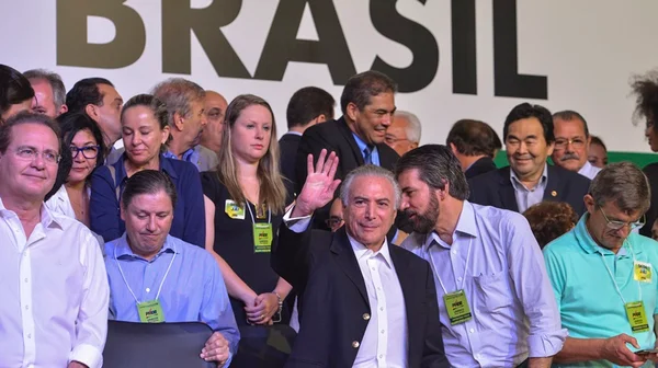 Ala de oposição do PMDB quer expulsão dos que não deixarem cargos