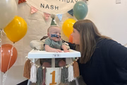 Nash sorri para a mãe em seu aniversário 