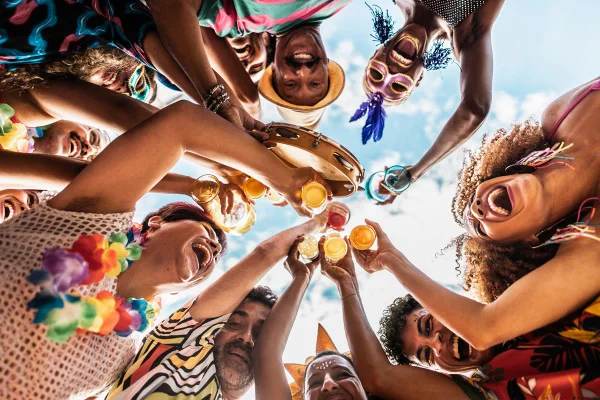 Foto colorida de um grupo de pessoas curtindo o Carnaval - Metrópoles