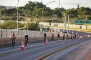 Parte de ciclismo da prova de triatlo na Ponte Honestino Guimarães Parte de ciclismo da prova de triatlo na Ponte Honestino Guimarães