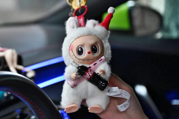 Boneco Labubu pendurado em bolsa - Metrópoles
