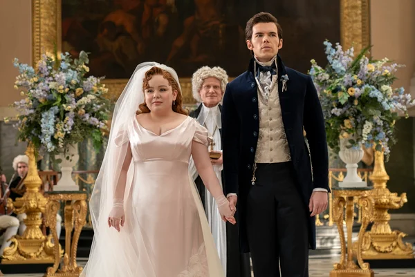 Imagem colorida de Nicola Coughlan como Penelope Bridgerton e Luke Newton como Colin Bridgerton na 3ª temporada de Bridgerton - Metrópoles
