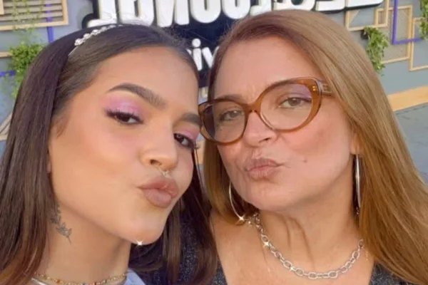 Foto colorida de Mel Maia e a mãe, Debora Maia - Metrópoles