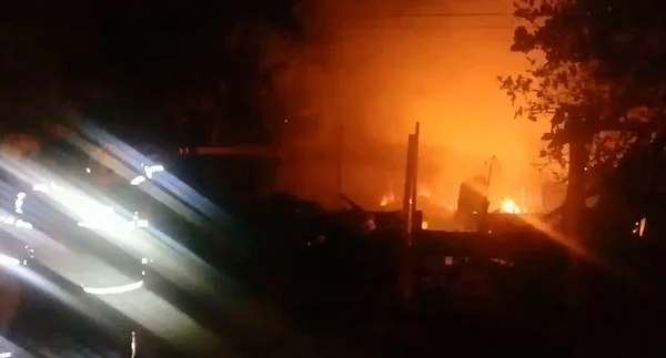 DF: filho briga com mãe, ateia fogo na casa dela e chamas se alastram