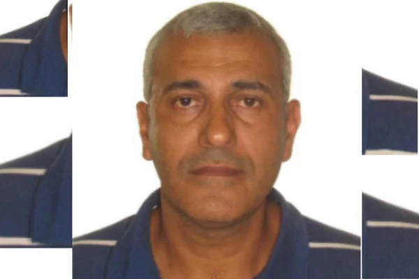 Homem pardo, de cabelos curtos e grisalhos, sem barba trajando camiseta azul escura com listras brancas horizontais - Metrópoles
