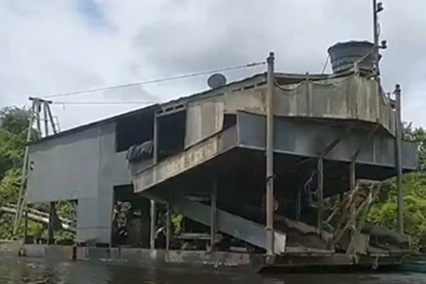 balsa utilizada por garimpeiros ilegais no território indígena Xipaya no Pará