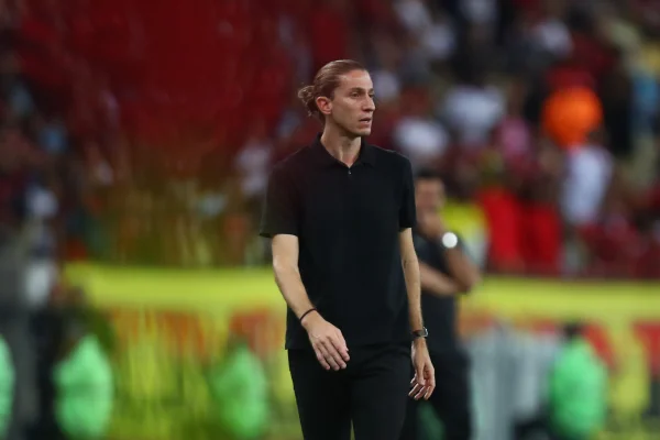 Foto colorida de Filipe Luís, treinador do Flamengo - Metrópoles