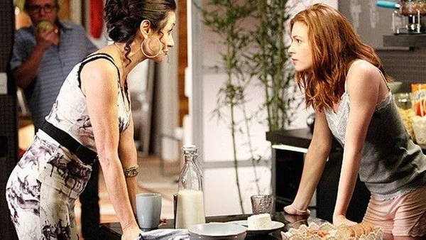 Magnólia (Zezé Polessa) e Isis (Marina Ruy Barbosa) em Império