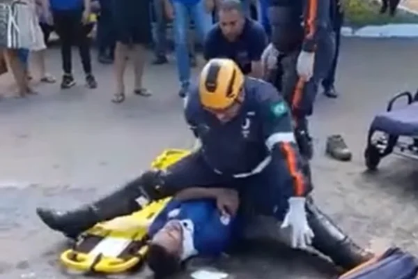 Vídeo que está viralizando nas redes sociais mostra um socorrista do Samu escorregando enquanto atende um paciente e caindo por cima dele. O caso aconteceu no Novo Gama e acabou virando motivo de piada. Gustavo Rios, o técnico em enfermagem que protagonizou a cena se defendeu: “Pode acontecer com qualquer um”