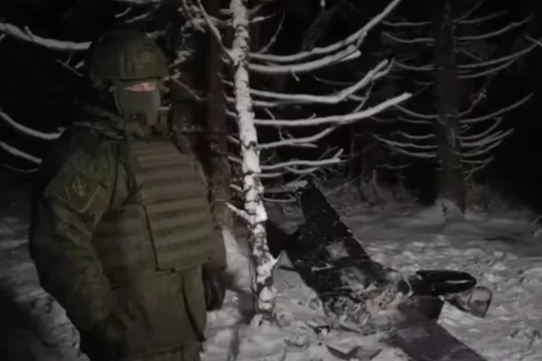 Print de vídeo em que soldado russo mostra drone supostamente ucraniano que teria sido usado para atacar a casa de Putin