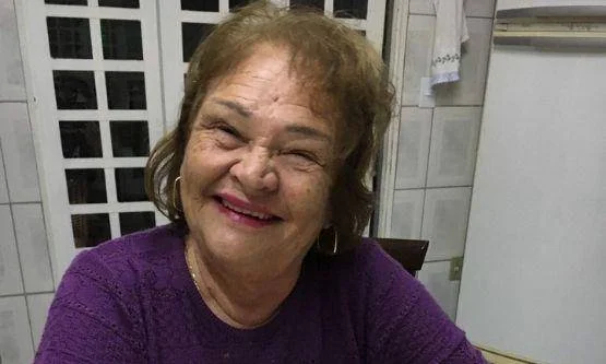 Mulher de cabelo curto sorrindo