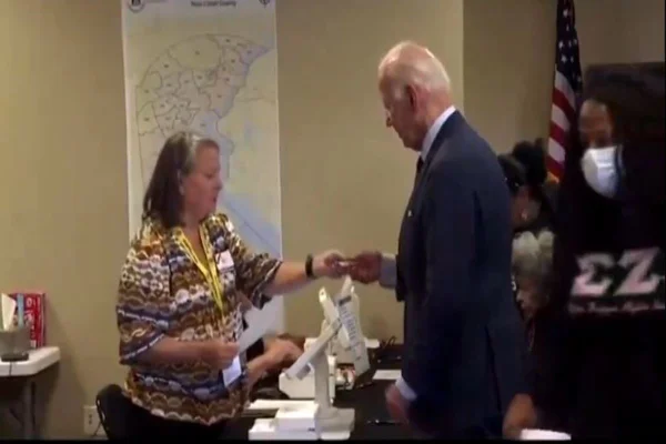 Imagem colorida de Biden votando - Metrópoles